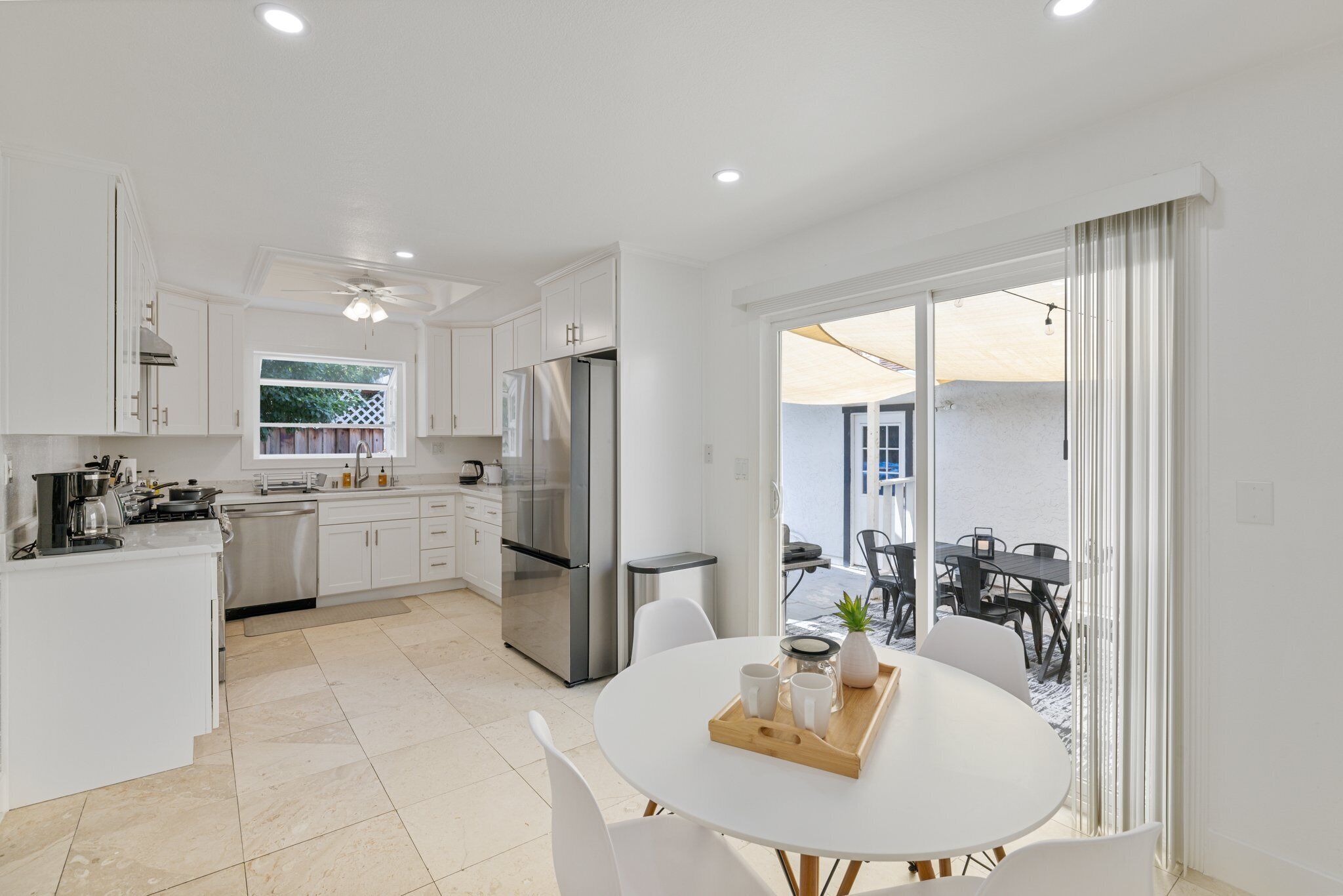 Frigorífico, microondas, horno y placa de cocina