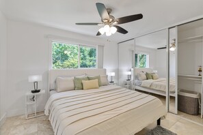 3 chambres, bureau, fer et planche à repasser, lit parapluie