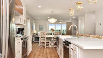 House, Multiple Beds (Sea Cliff K68 Aqua La Vista Baby!) | Private kitchen