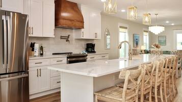 House, Multiple Beds (Sea Cliff K68 Aqua La Vista Baby!) | Private kitchen