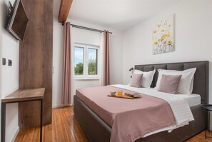 5 slaapkamers, een strijkplank/strijkijzer, reisbedje, gratis wifi