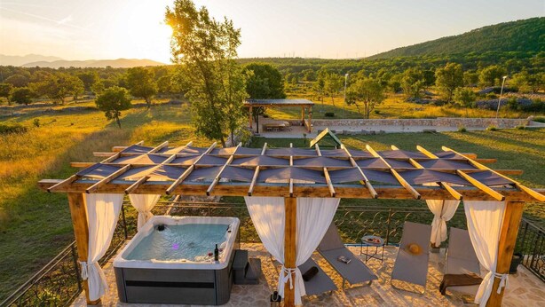 Outdoor spa tub - Villa Unika heated Pool, Jacuzzi, Sauna (Opanci)