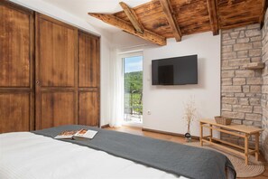 4 habitaciones, tabla de planchar con plancha y cuna de viaje 