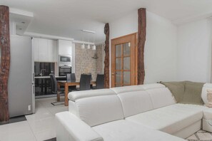 Smart TV, chimenea, videojuegos