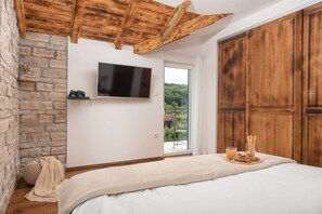 4 bedrooms, iron/ironing board, travel crib, free WiFi