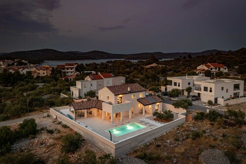 Villa Royal Stone with Pool, 350m from beach