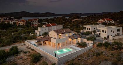 Villa Royal Stone with Pool, 350m from beach