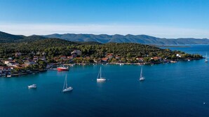 Une ville côtière dotée d’un port de plaisance, de bateaux et de maisons.