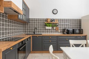 Réfrigérateur, micro-ondes, four, plaque de cuisson