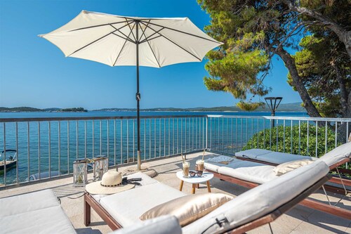 Beachvilla AdriaStone with Pool and Jacuzzi