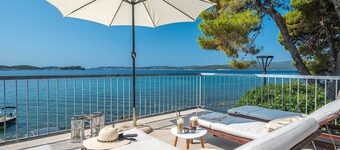 Beachvilla AdriaStone with Pool and Jacuzzi