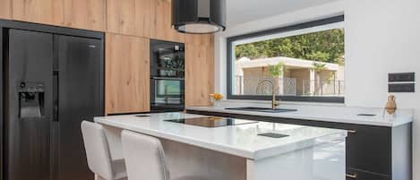 Refrigerador, microondas, horno y parrilla de estufa