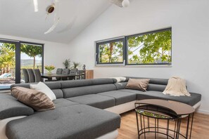 Smart-tv och ett bordtennisbord