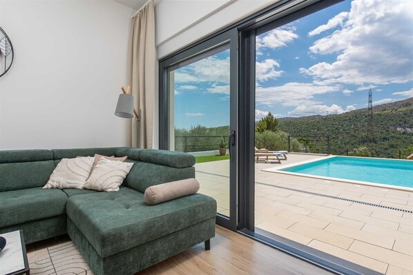 Smart TV, video games, video library