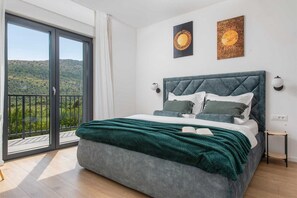 3 bedrooms, desk, iron/ironing board, travel crib