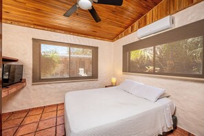 2 bedrooms, desk, WiFi, bed sheets - Lovely 2 bedroom house, full kitchen, AC apartment, steps from the Beach w/pool (Provincia de Guanacaste)