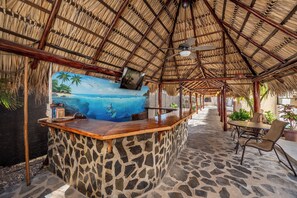 Bar (on property) - Lovely 2 bedroom house, full kitchen, AC apartment, steps from the Beach w/pool (Provincia de Guanacaste)