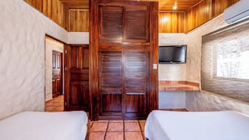 2 bedrooms, desk, WiFi, bed sheets
