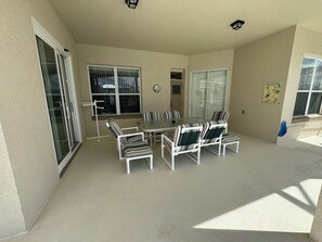 Outdoor dining - Large Pool & Spa Home located close to Disney (Davenport)