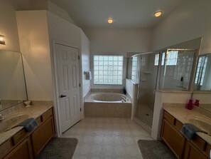 Shower, hair dryer, towels - Large Pool & Spa Home located close to Disney (Davenport)