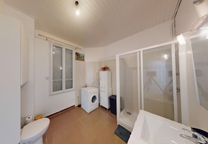 Dusche, Haartrockner, Handtücher, Seife