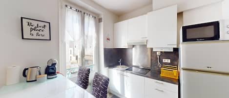 ثلاجة، ميكروويف، فرن، موقد طهي مسطح