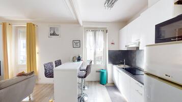 Réfrigérateur, micro-ondes, four, plaque de cuisson