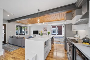 Réfrigérateur, four à micro-ondes, un four, surface de cuisson