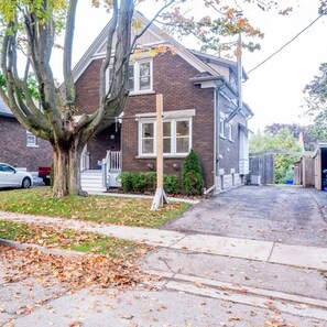 Exterior - Class Meets Character - Fast Internet & Comfy Beds (Kitchener)