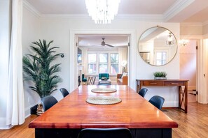 Dining - Class Meets Character - Fast Internet & Comfy Beds (Kitchener)