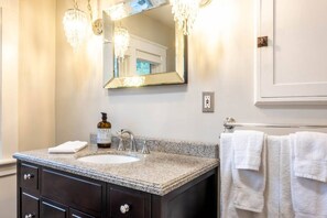 Hair dryer, towels, soap, shampoo - Class Meets Character - Fast Internet & Comfy Beds (Kitchener)