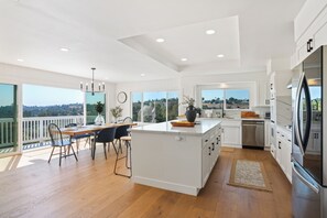 Fridge, microwave, oven, stovetop - Priv. Resort! Mountain Views Oasis- Heated Pool & Spa, Game Rm, Temecula-8 miles (Fallbrook)