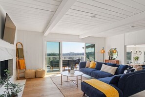 Smart TV, caminetto, videogiochi, tavolo da ping pong