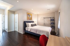 4 bedrooms, desk, iron/ironing board, free WiFi