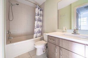 Hair dryer, towels, soap, shampoo - ✦Boho-Chic Home: 4 BR + ❤ of City + Patio & BBQ (Kitchener)