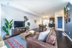 Smart TV - ✦Boho-Chic Home: 4 BR + ❤ of City + Patio & BBQ (Kitchener)