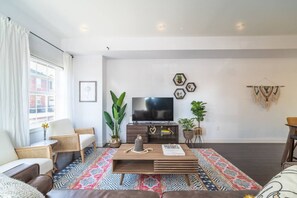 Smart TV - ✦Boho-Chic Home: 4 BR + ❤ of City + Patio & BBQ (Kitchener)
