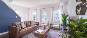 ✦Boho-Chic Home: 4 BR + ❤ of City + Patio & BBQ