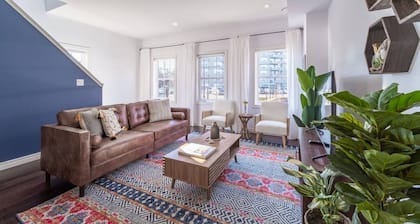 ✦Boho-Chic Home: 4 BR + ❤ of City + Patio & BBQ