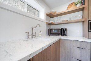 Réfrigérateur, micro-ondes, four, lave-vaisselle