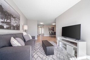 Smart TV, stereo - Bright & Spacious - 3-Bedroom Home (Kitchener)