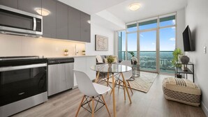Una cocina moderna con comedor, ventanas amplias y vistas a la ciudad.