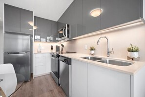 Kühlschrank, Mikrowelle, Ofen, Herdplatte