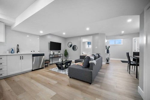 Bright & Cozy 1BR Basement Unit