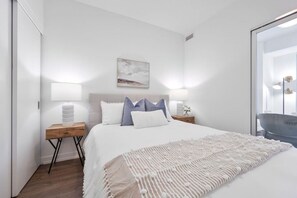 1 bedroom, desk, iron/ironing board, free WiFi - Upscale Condo Steps from DTK (Kitchener)