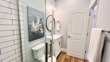 Een haardroger, handdoeken