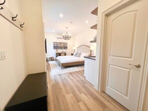 1 bedroom, desk, iron/ironing board, free WiFi - Charming Studio- Quiet & Private (Kitchener)