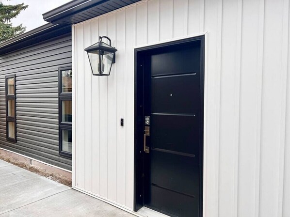 Exterior detail - Charming Studio- Quiet & Private (Kitchener)