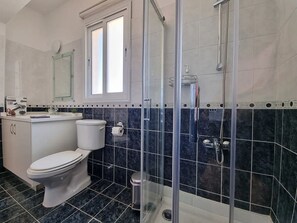 Douche, sèche-cheveux, serviettes fournies