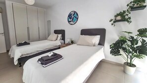 3 habitaciones, tabla de planchar con plancha y cuna de viaje 